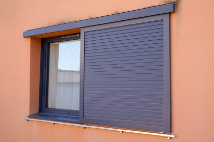 fenetres-accueil-volets-coulissants-modernes-facade-maison